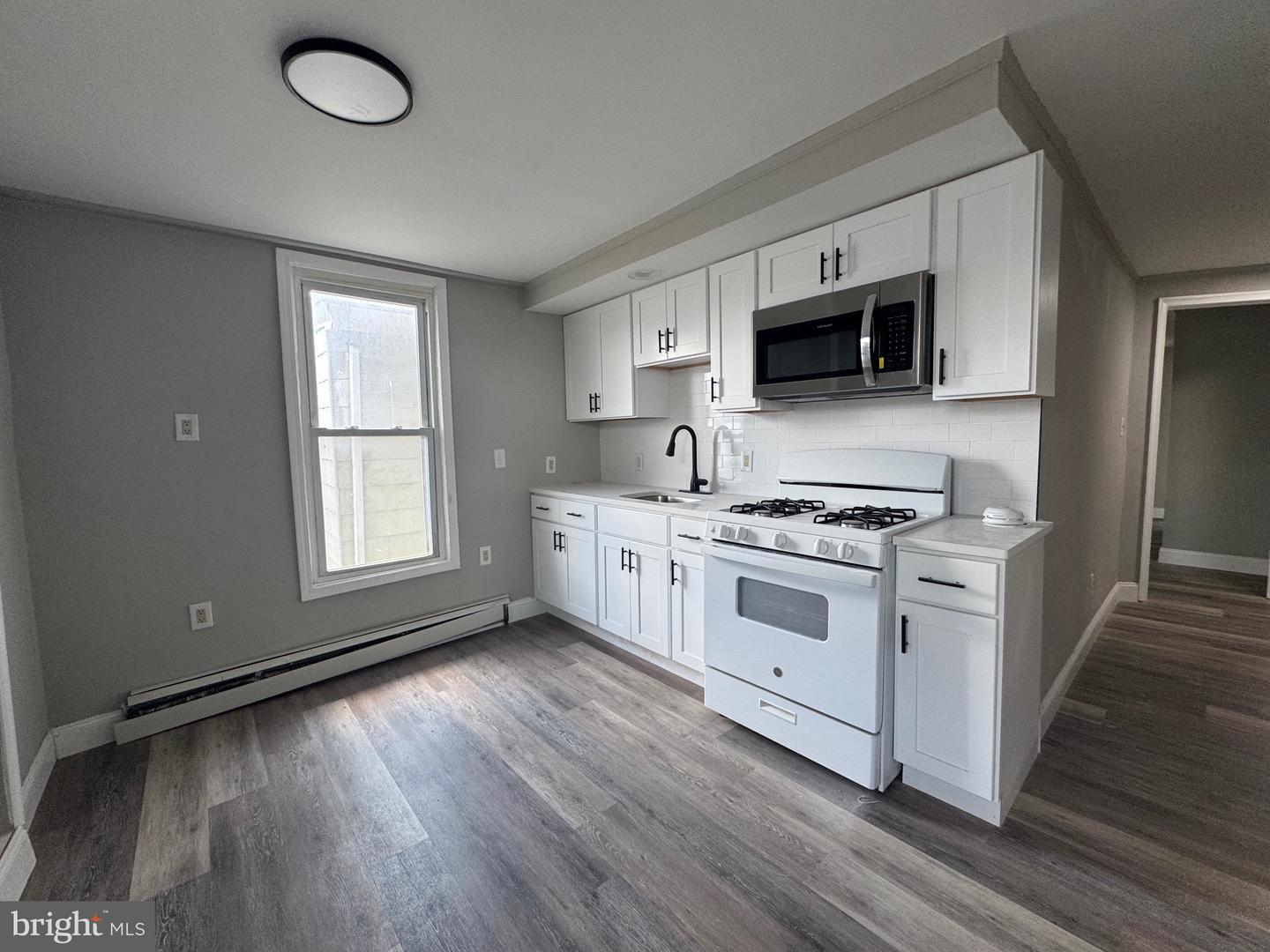242 N BROADWAY #C Property Photo 1