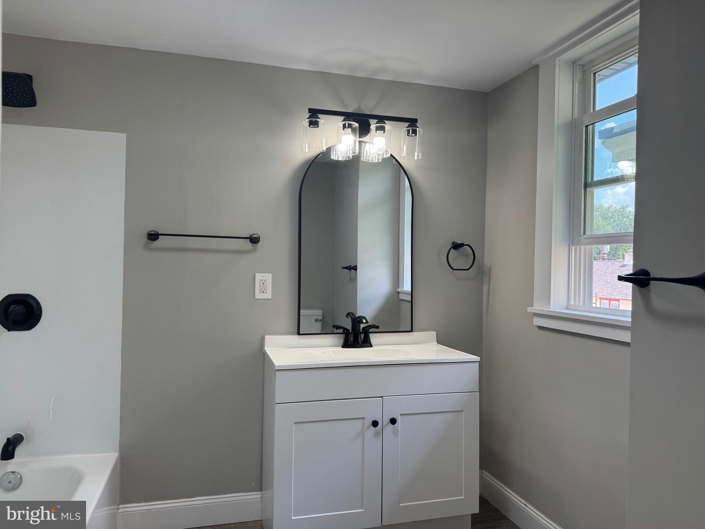 242 N Broadway #c Property Photo 3