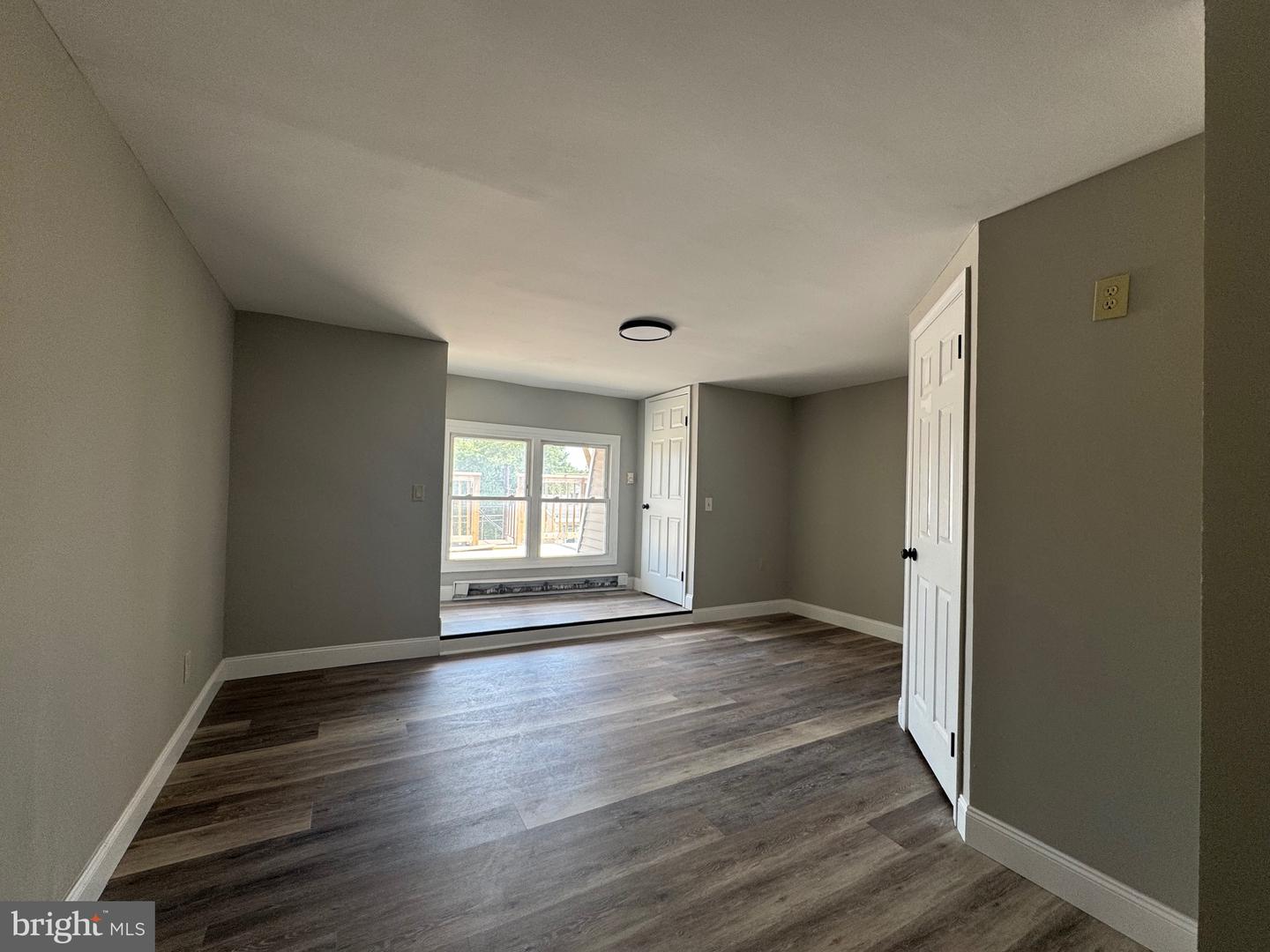 242 N Broadway #c Property Photo 8