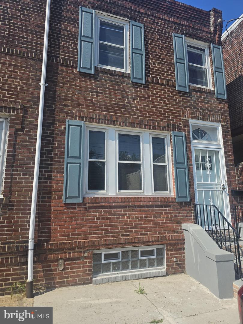 571 CLINTON ST Property Photo 1