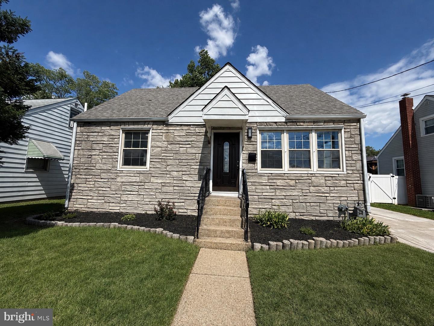 1004 Highland Ave Property Photo 1