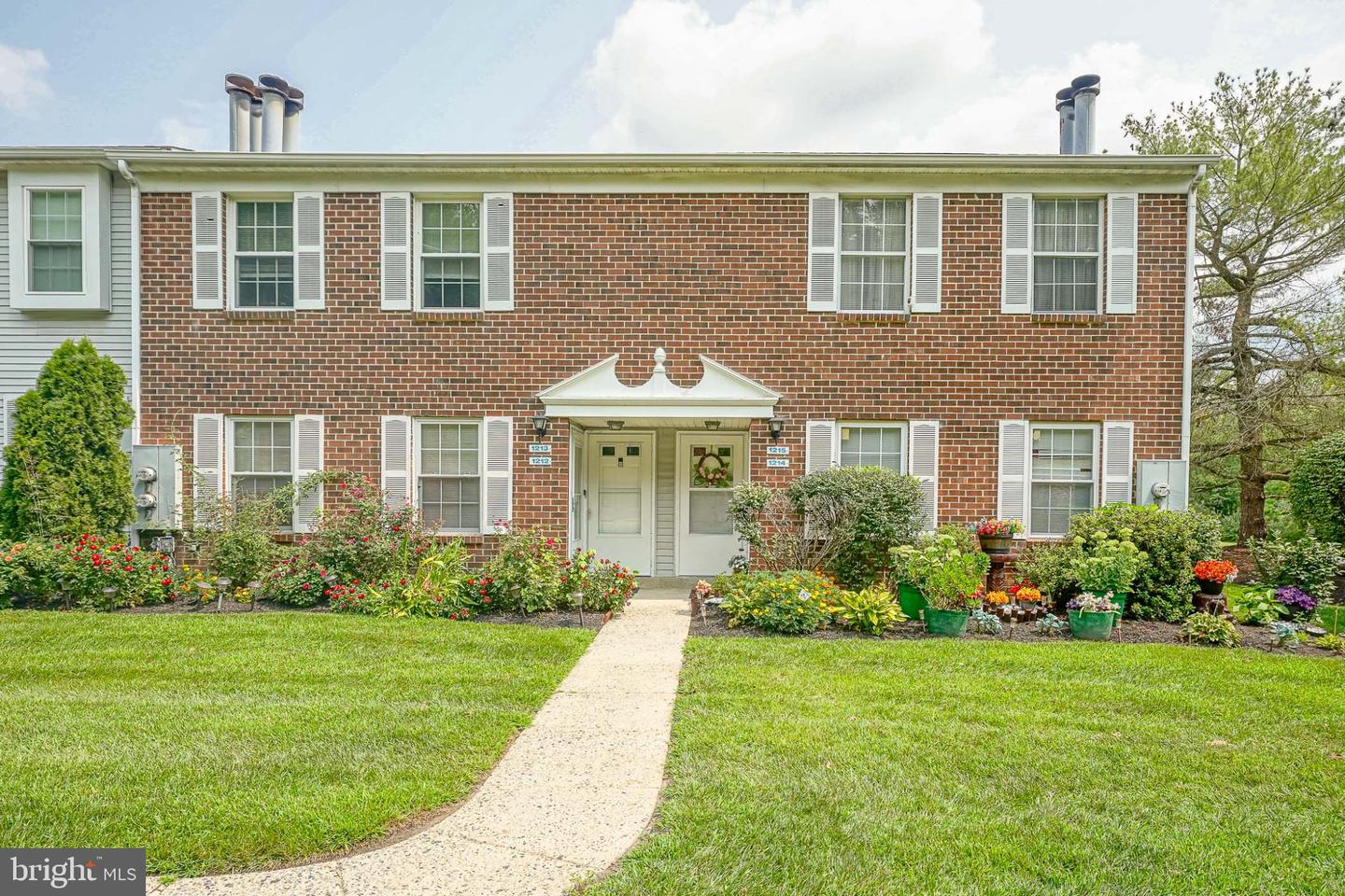 1213 HUNTINGDON MEWS Property Photo 1