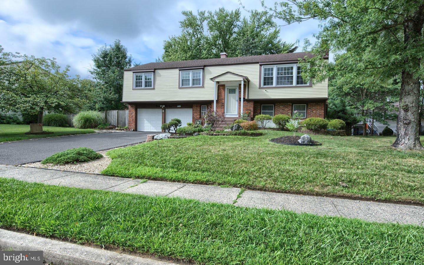 1939 Birchwood Park Dr N Property Photo 2