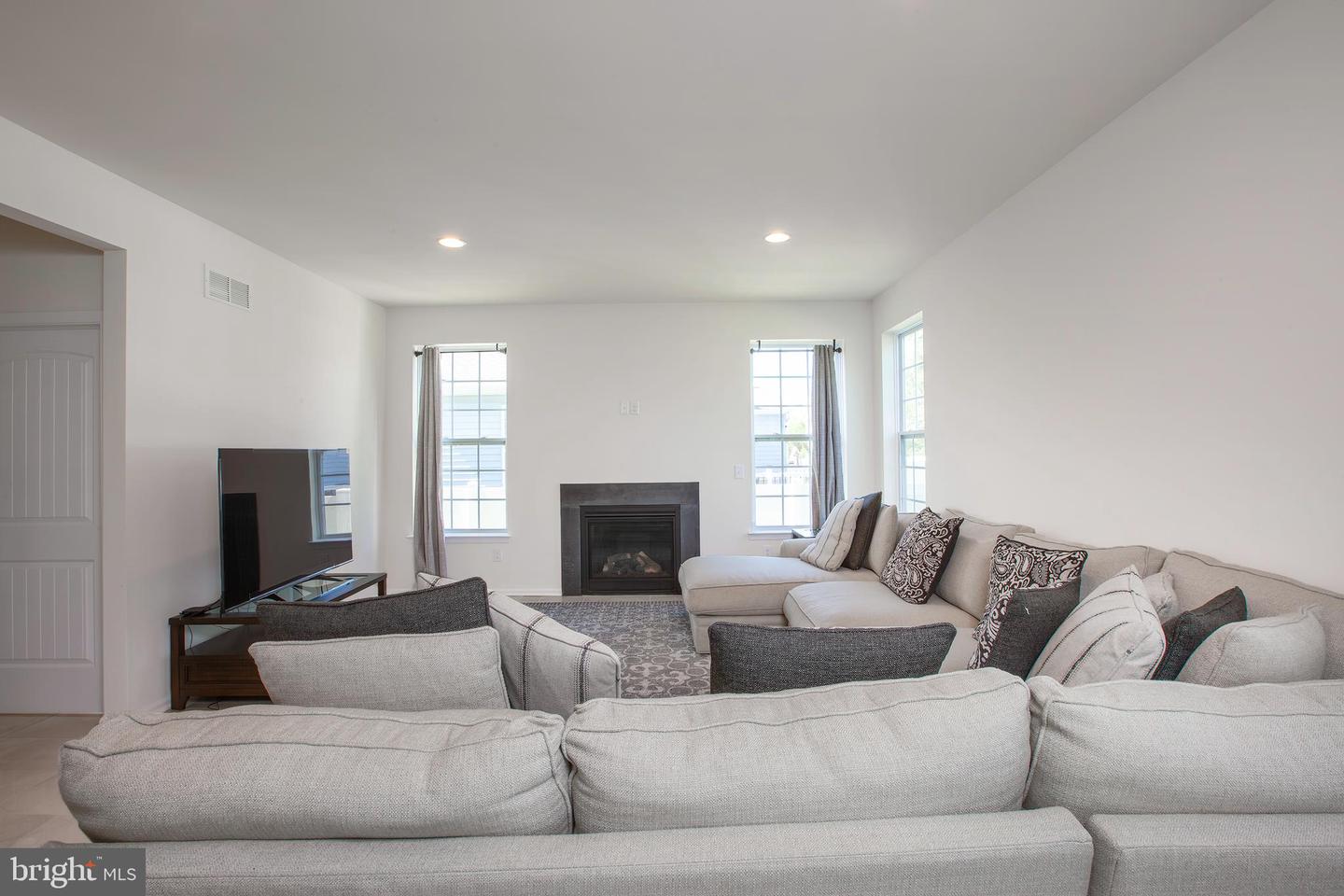 41 Champlain St Property Photo 8