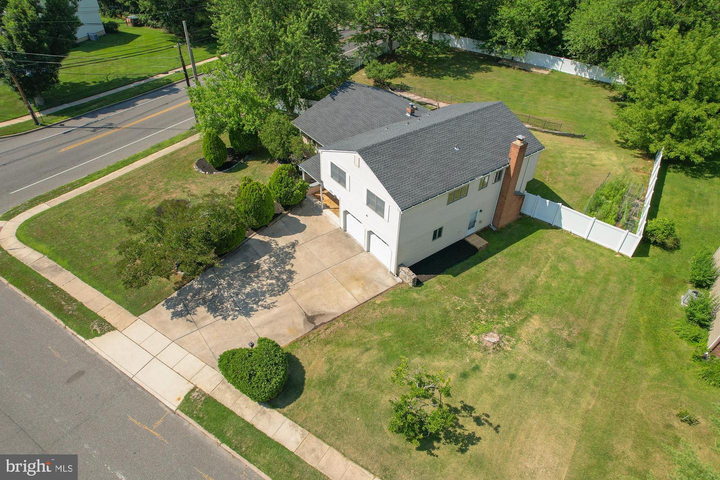 701 Crestbrook Ave Property Photo 4
