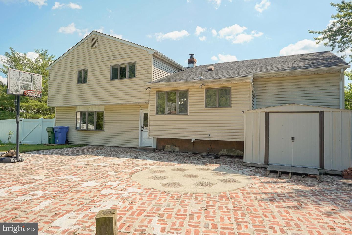 701 Crestbrook Ave Property Photo 5