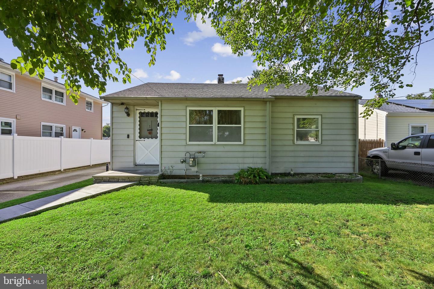 704 W EVESHAM RD