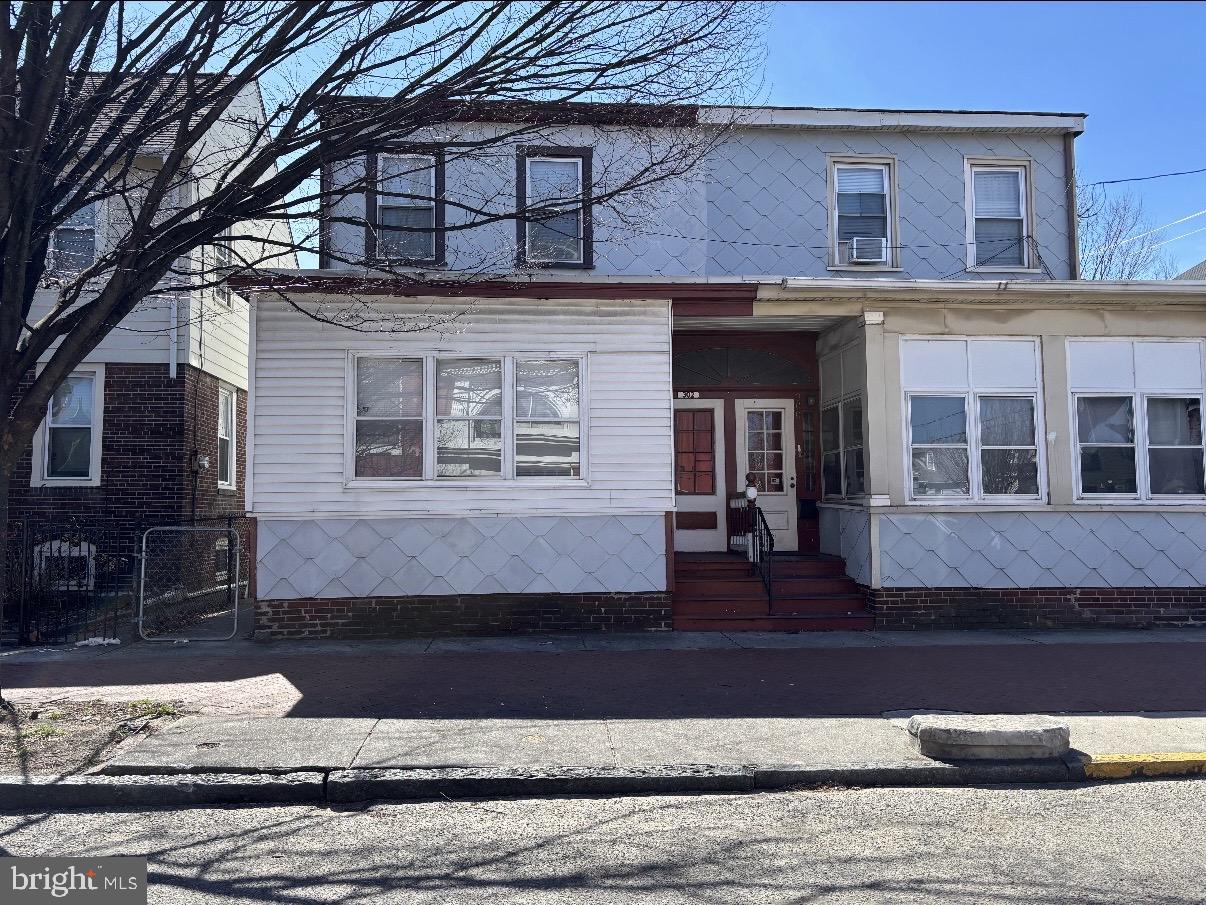 302 Monmouth St Property Photo 1