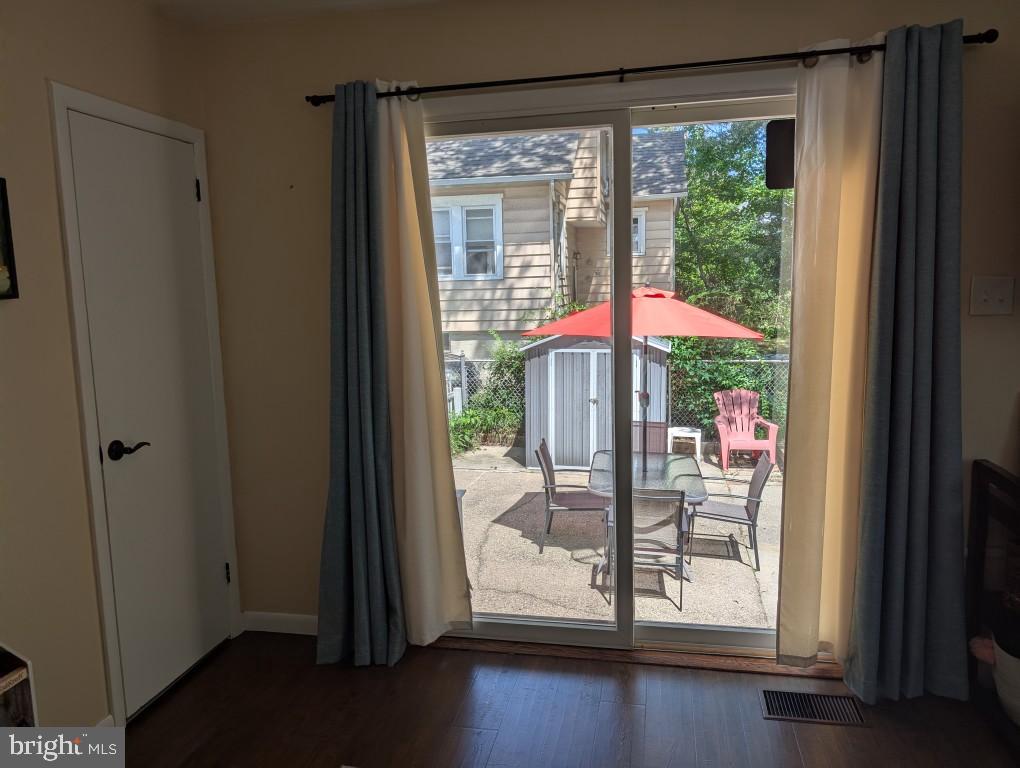8 Conard Ave #main Level Unit Property Photo 4