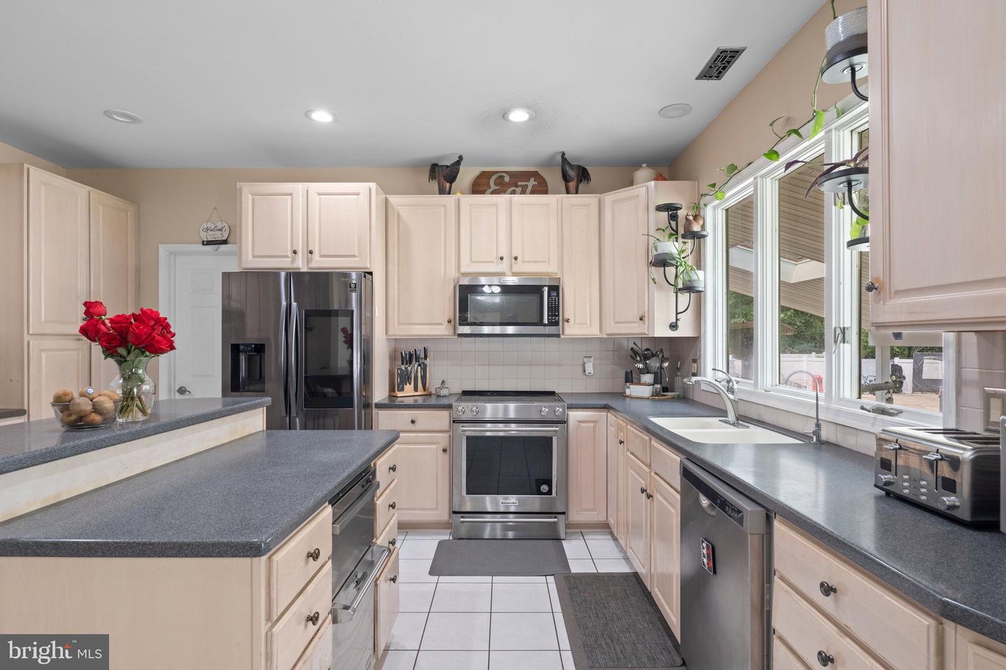 1248 Maple Ave Property Photo 16