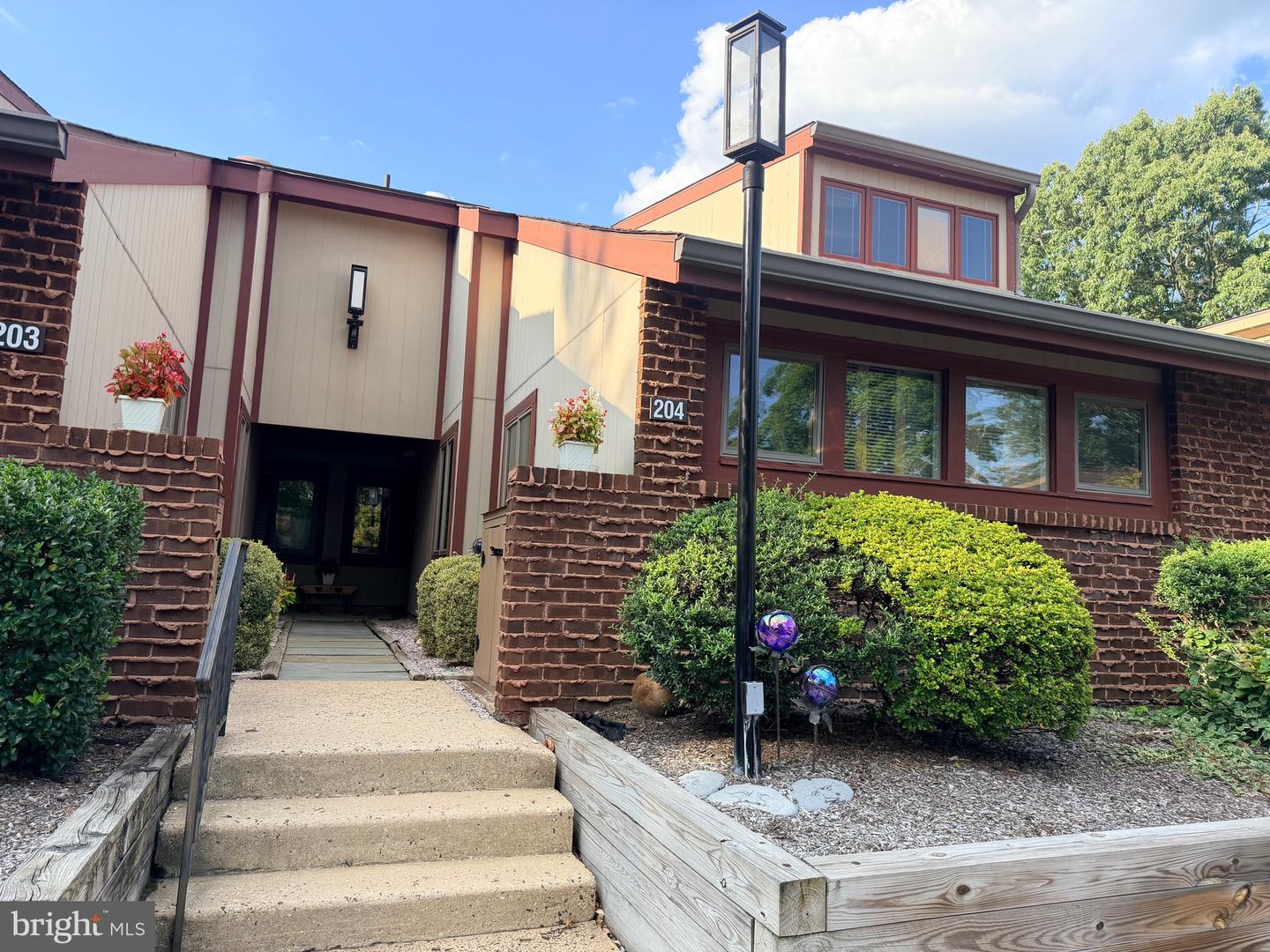 204 Uxbridge Property Photo 1