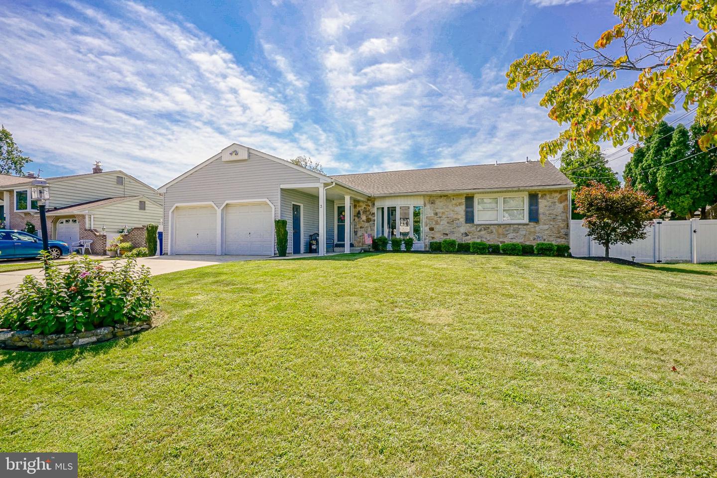 3 Pebble Ln Property Photo 1