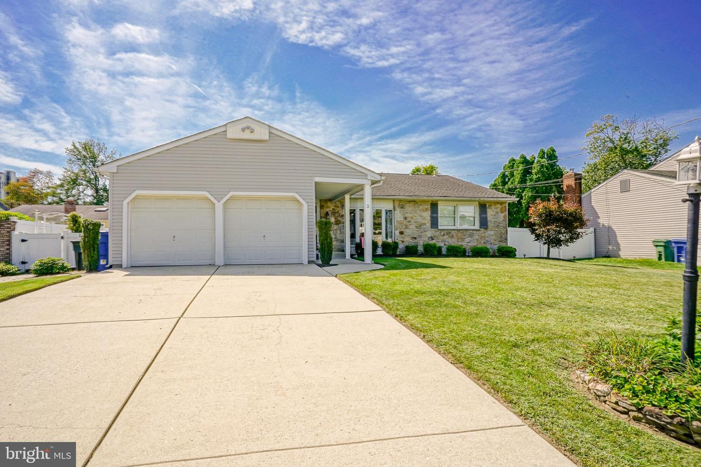 3 Pebble Ln Property Photo 2