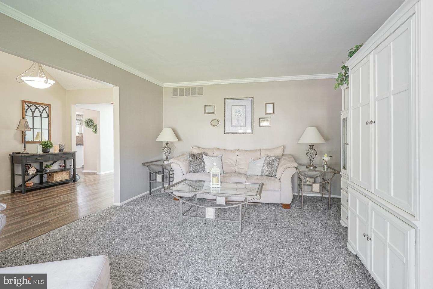 3 Pebble Ln Property Photo 8