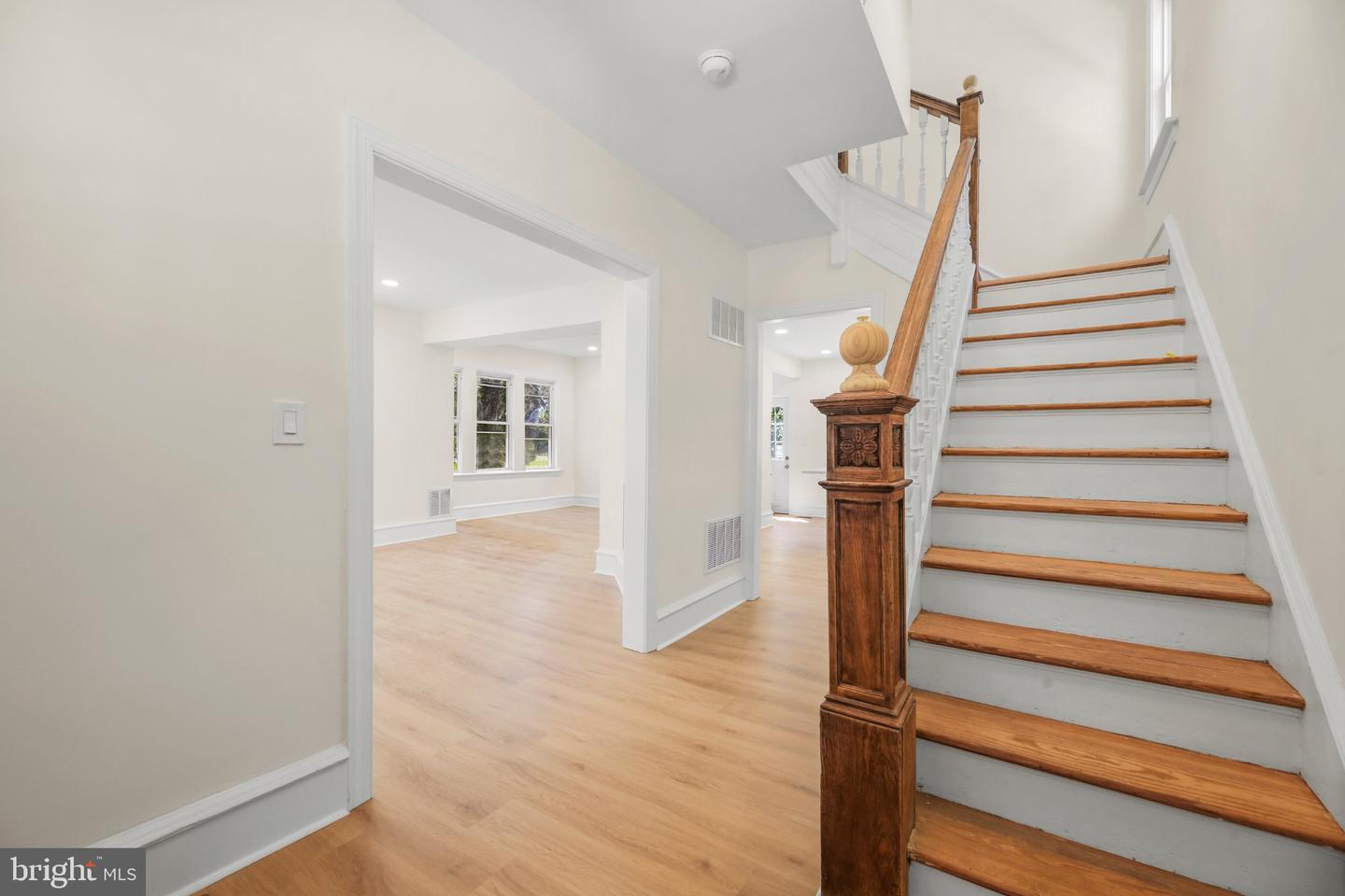 302 W Washington Ave Property Photo 5
