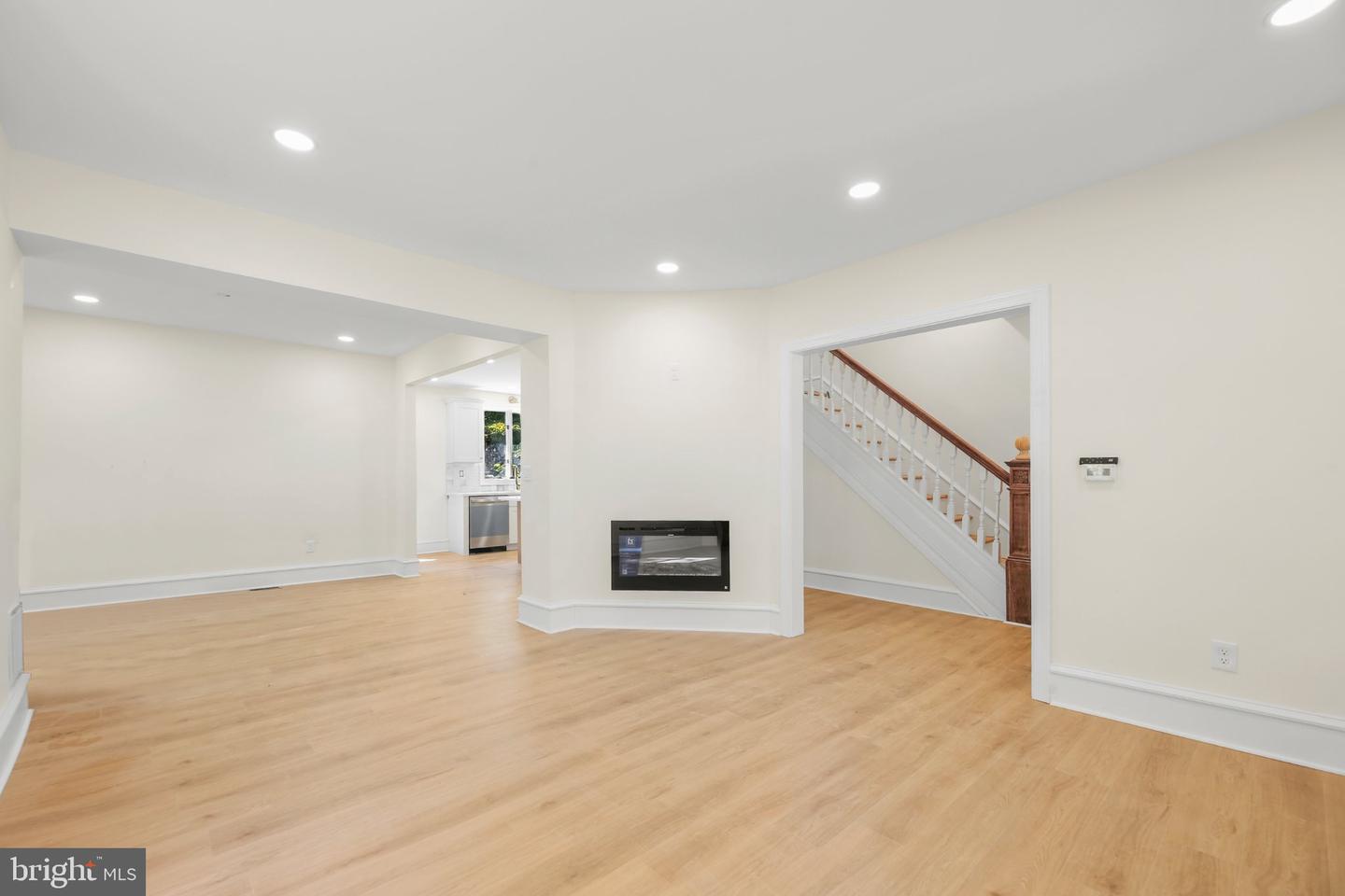 302 W Washington Ave Property Photo 8