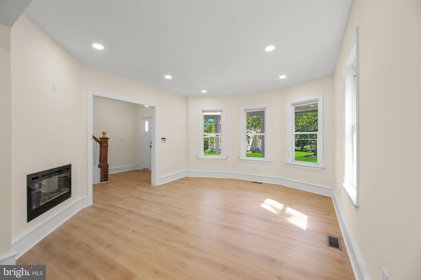 302 W Washington Ave Property Photo 9
