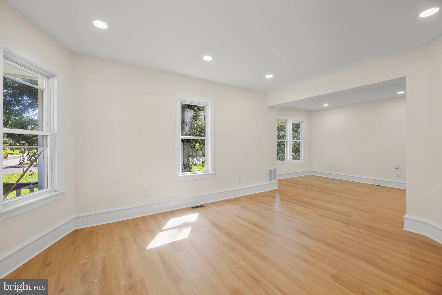 302 W Washington Ave Property Photo 10