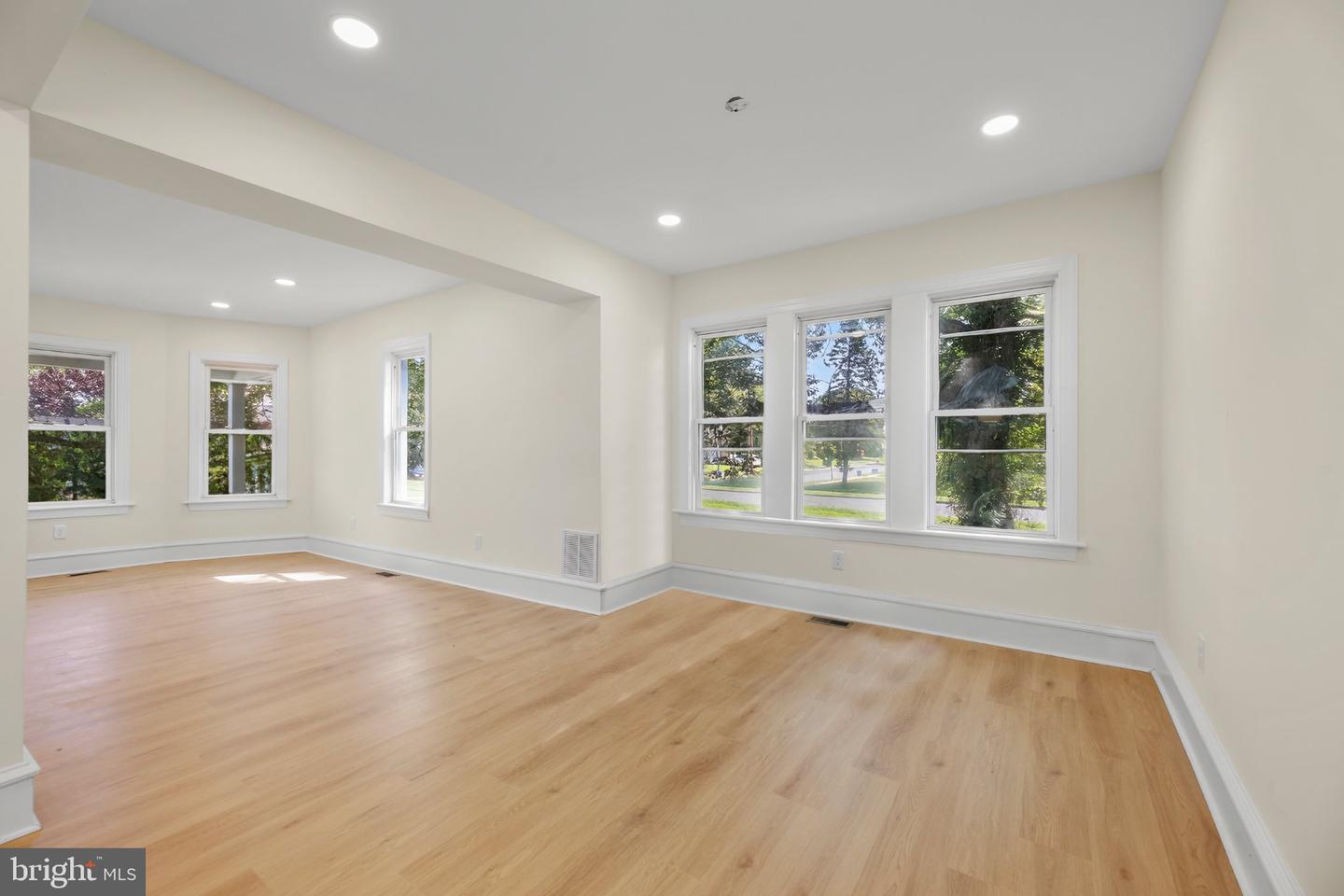 302 W Washington Ave Property Photo 12