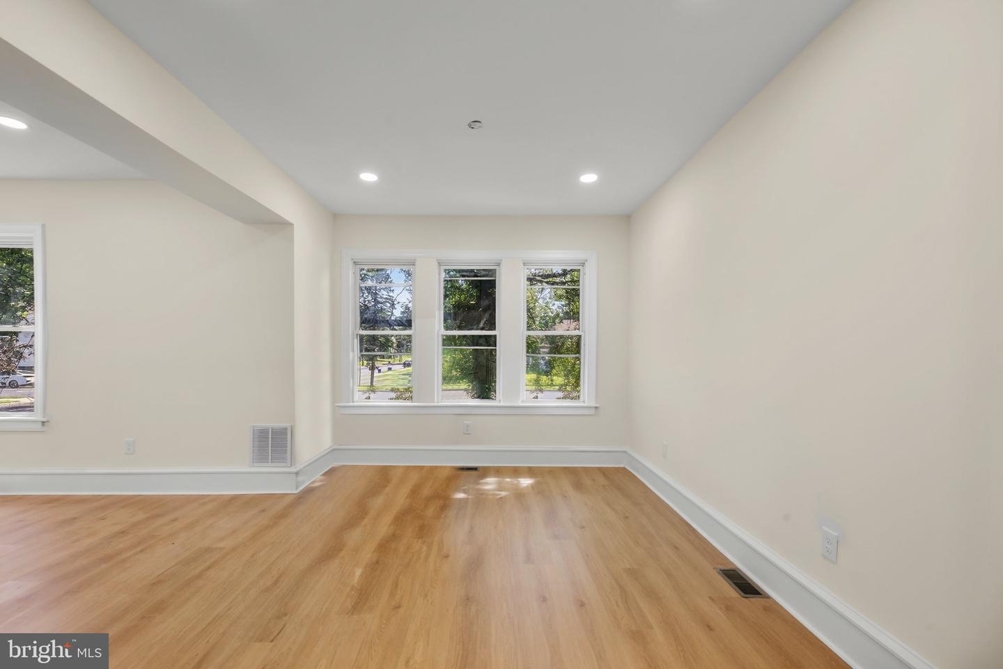 302 W Washington Ave Property Photo 14