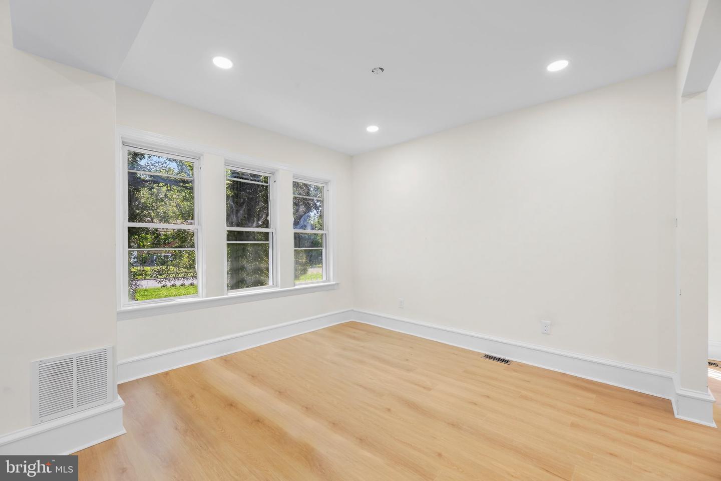 302 W Washington Ave Property Photo 15