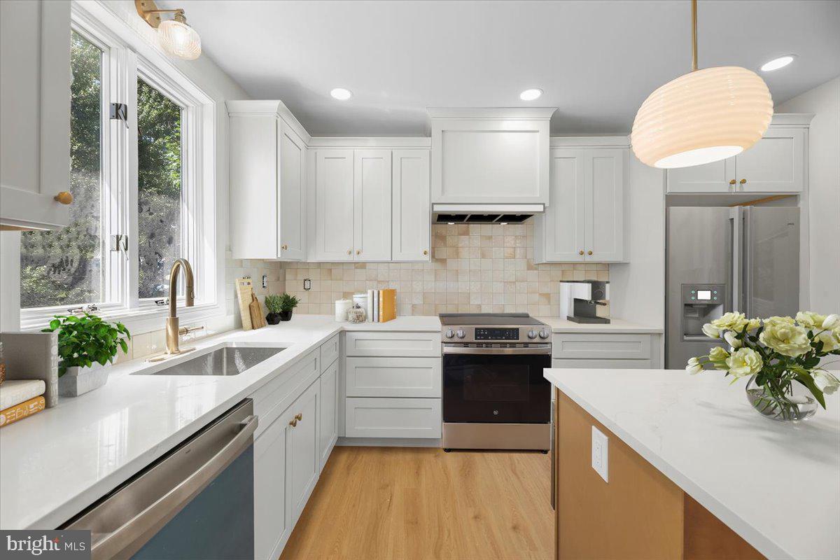 302 W Washington Ave Property Photo 16