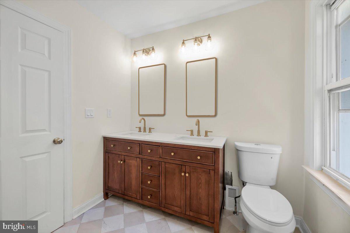 302 W Washington Ave Property Photo 29