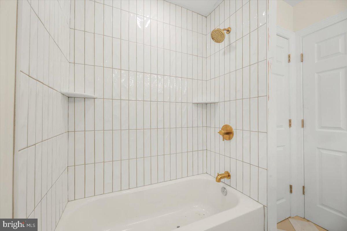302 W Washington Ave Property Photo 30