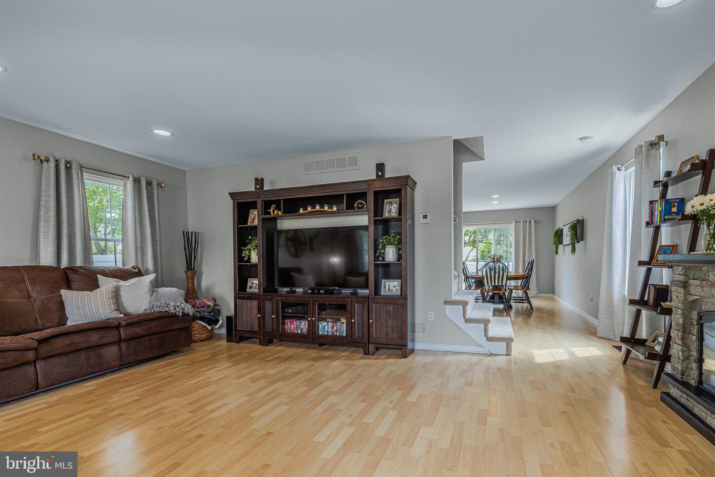 146 Pine Ave Property Photo 3