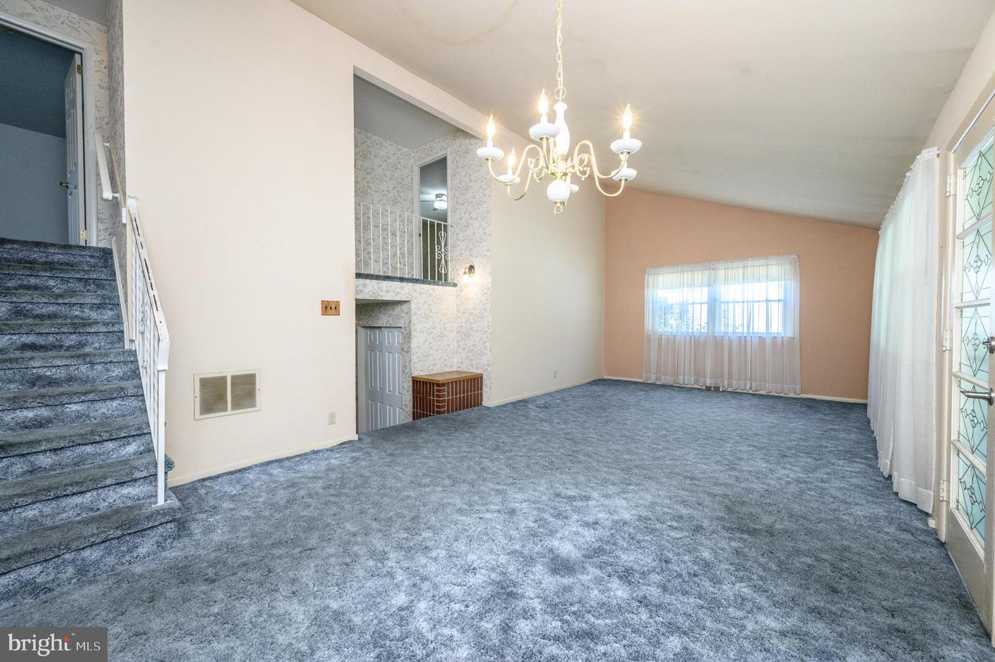 422 King George Rd Property Photo 4