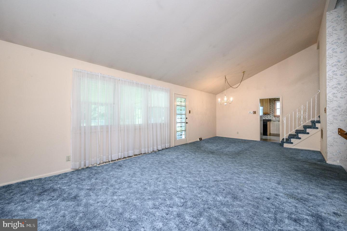 422 King George Rd Property Photo 5