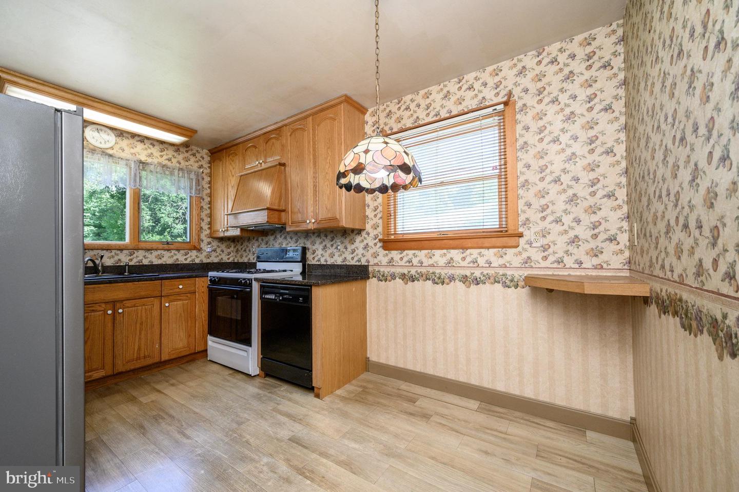 422 King George Rd Property Photo 6
