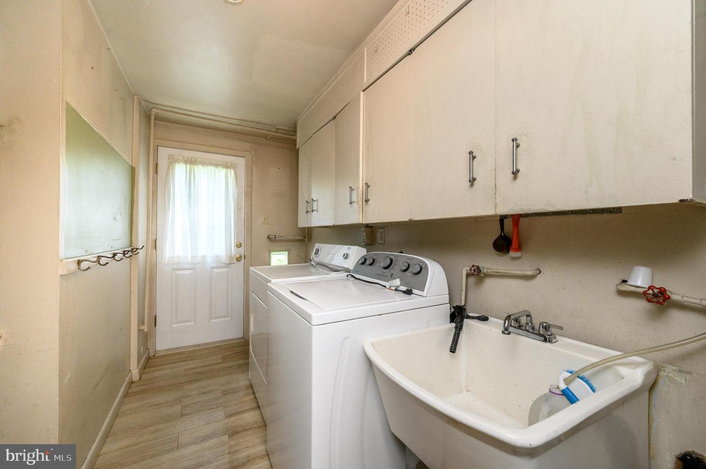 422 King George Rd Property Photo 16