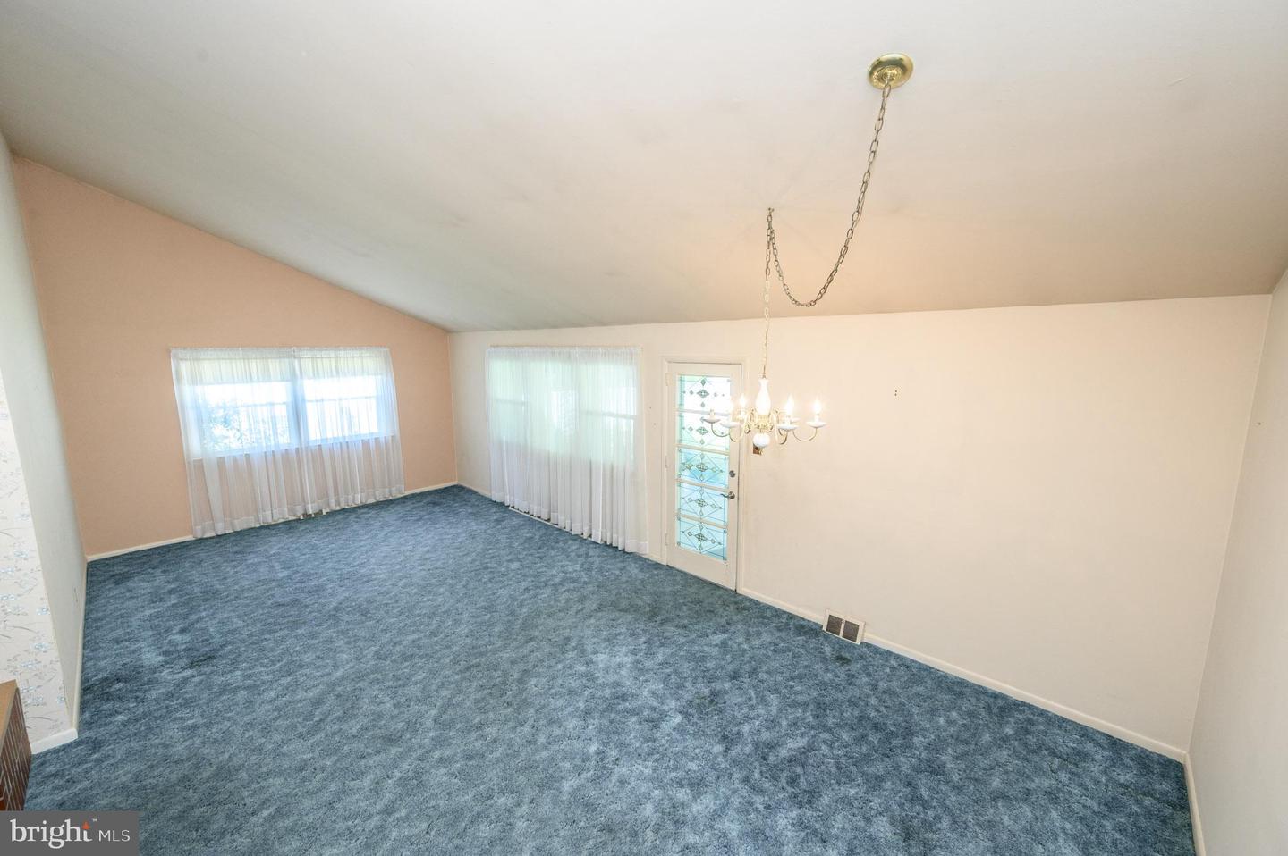 422 King George Rd Property Photo 18