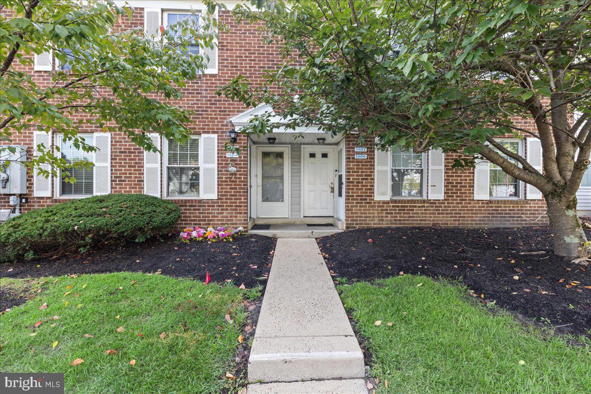 1307 HUNTINGDON MEWS Property Photo 1