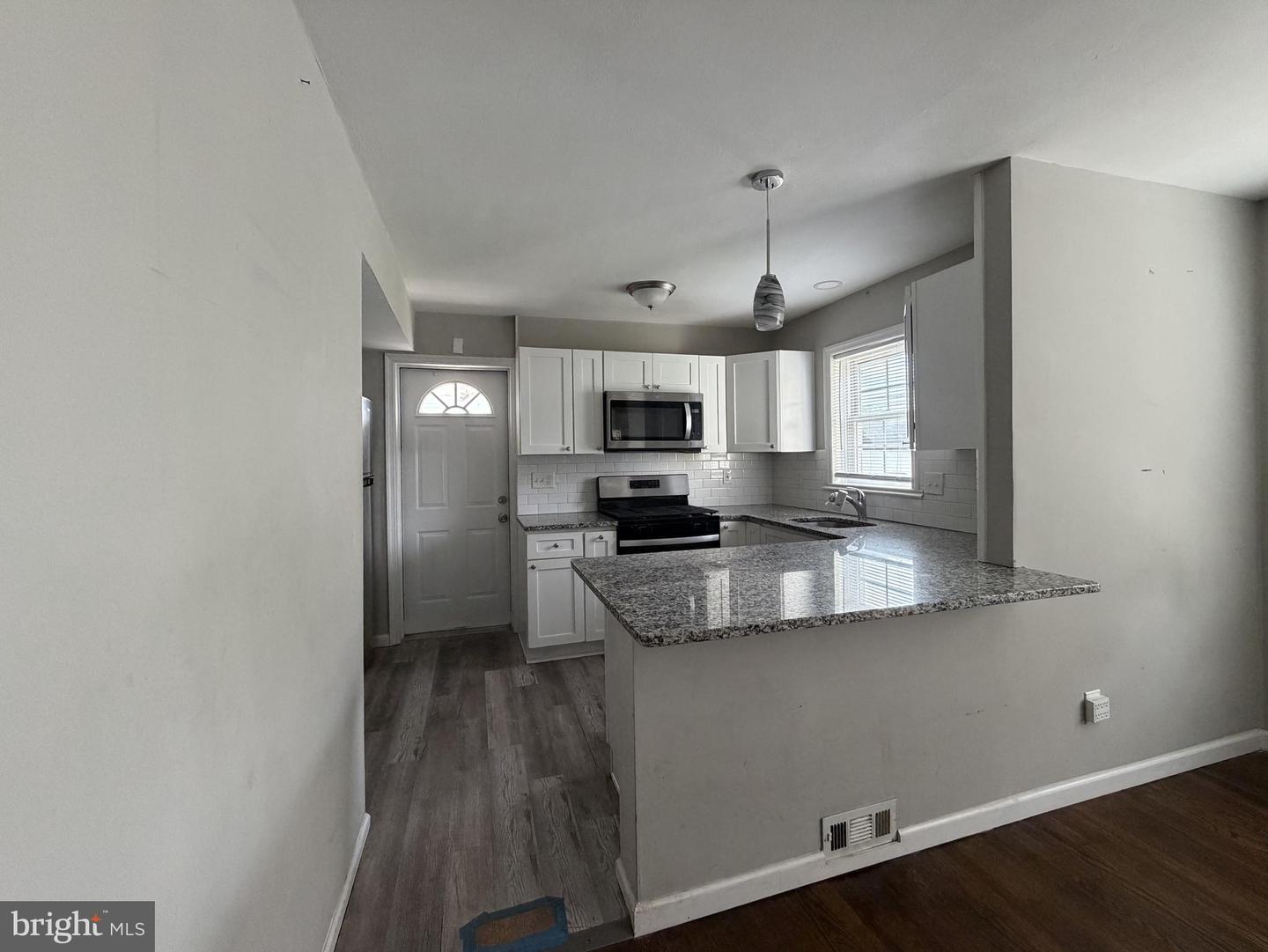 10 Webster Ave Property Photo 4