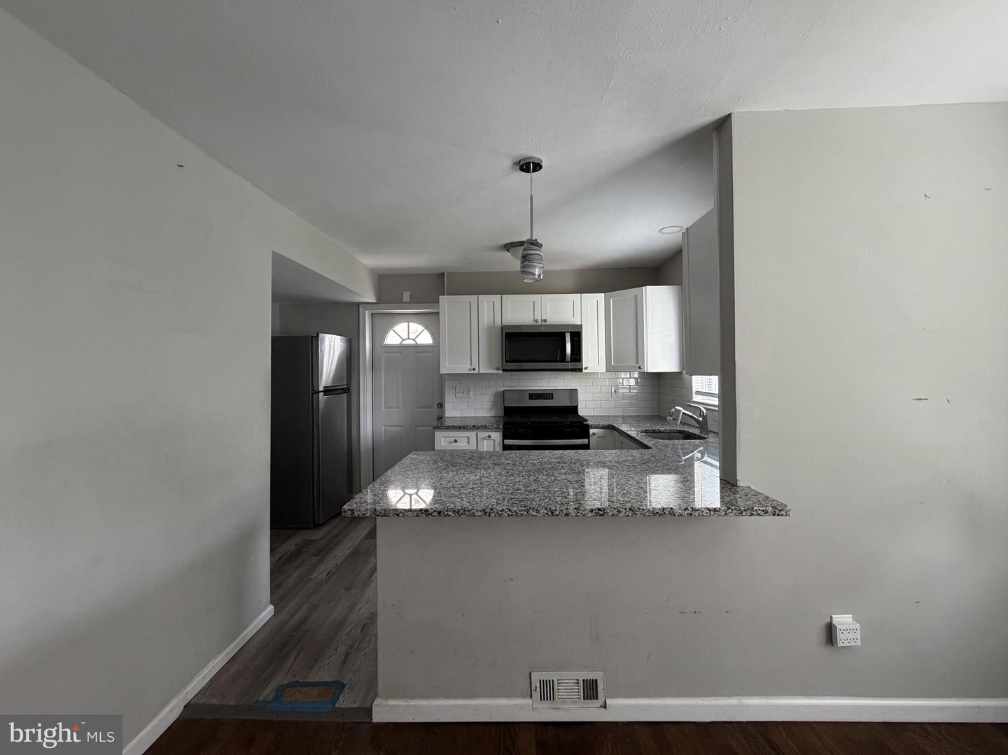 10 Webster Ave Property Photo 19