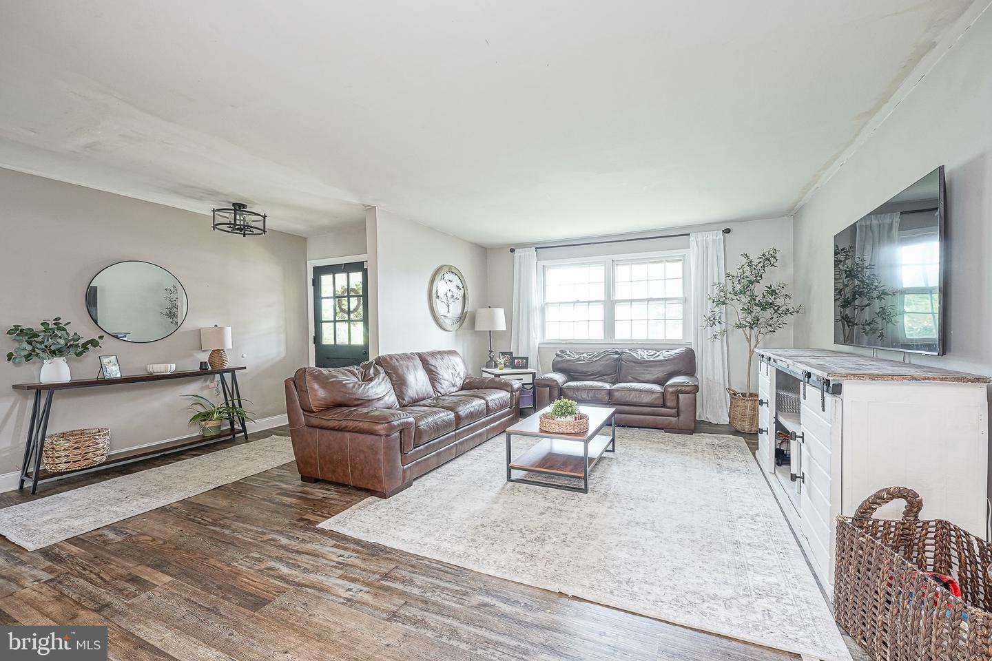 2 Broadview Ave Property Photo 3