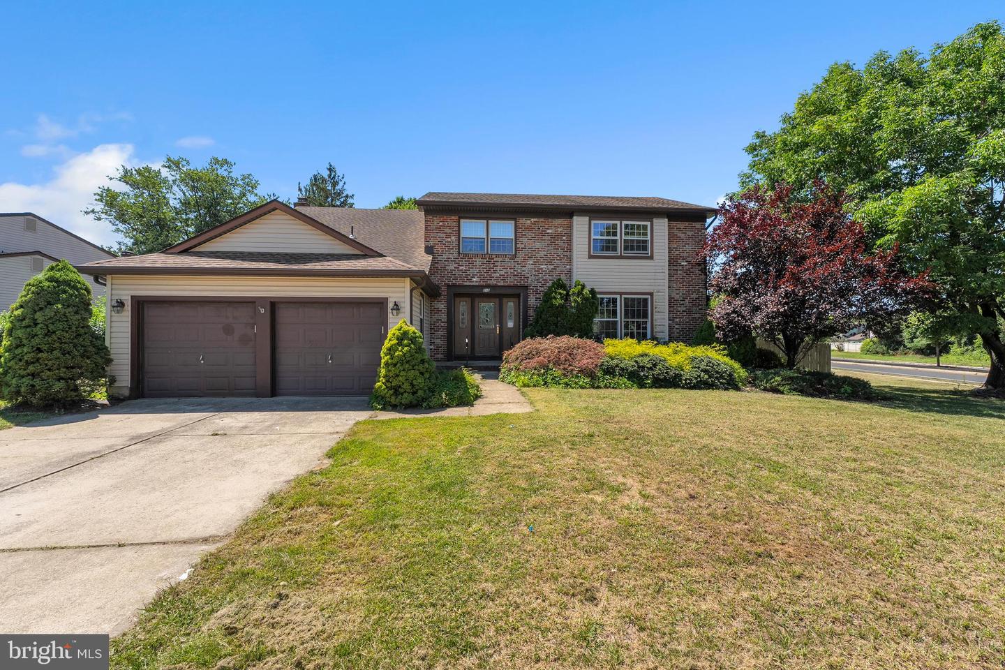 1 CHATEAU DR Property Photo 1
