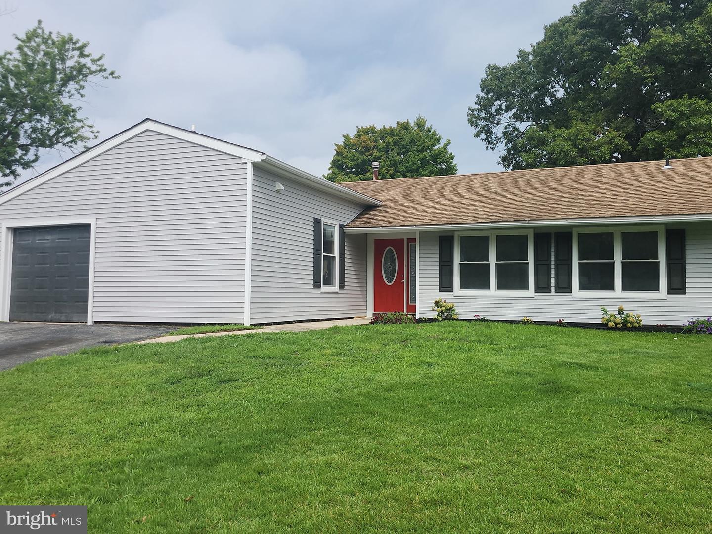48 Pershing Ln Property Photo 1
