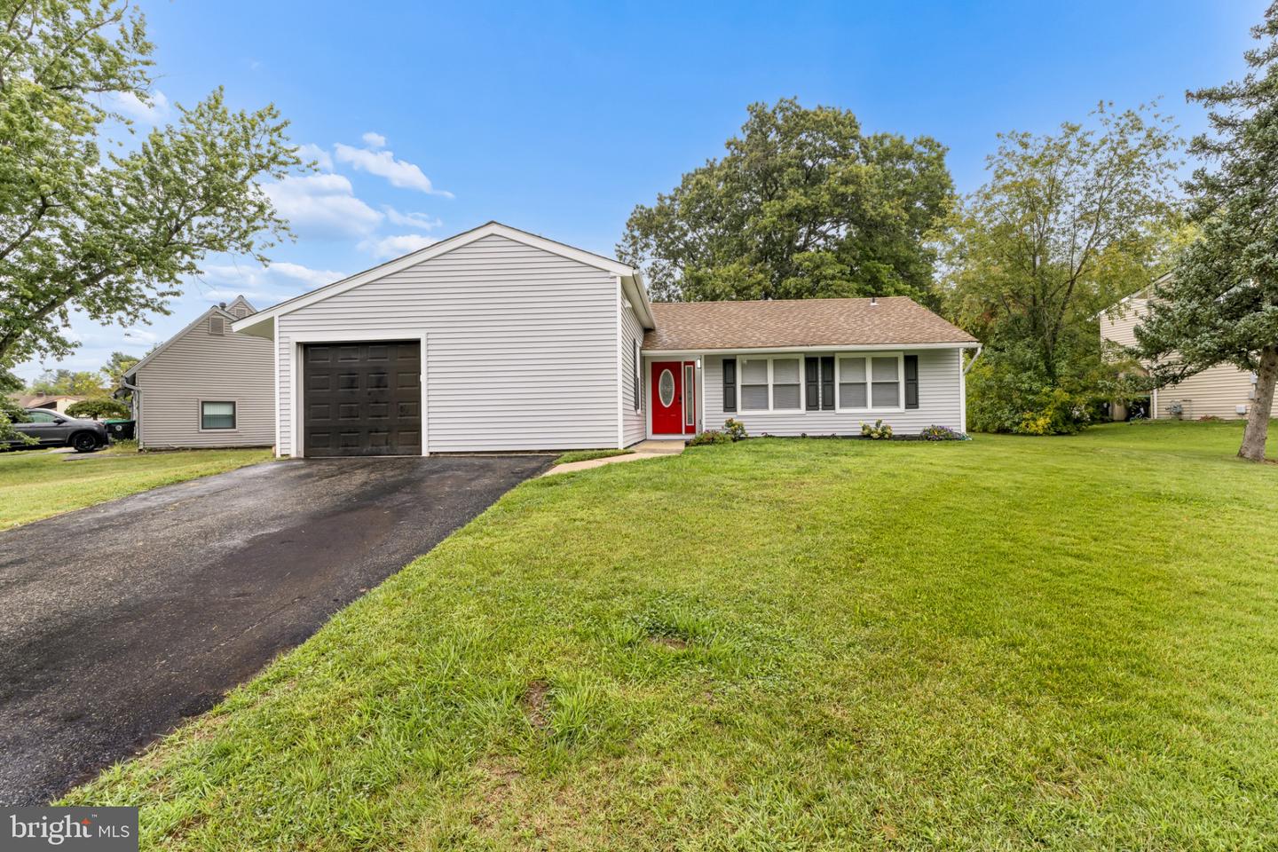 48 Pershing Ln Property Photo 1