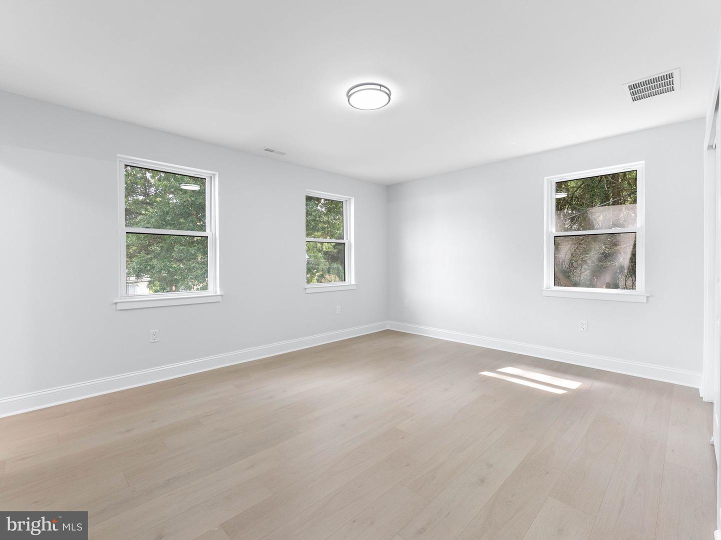 345 Oak Ave Property Photo 16