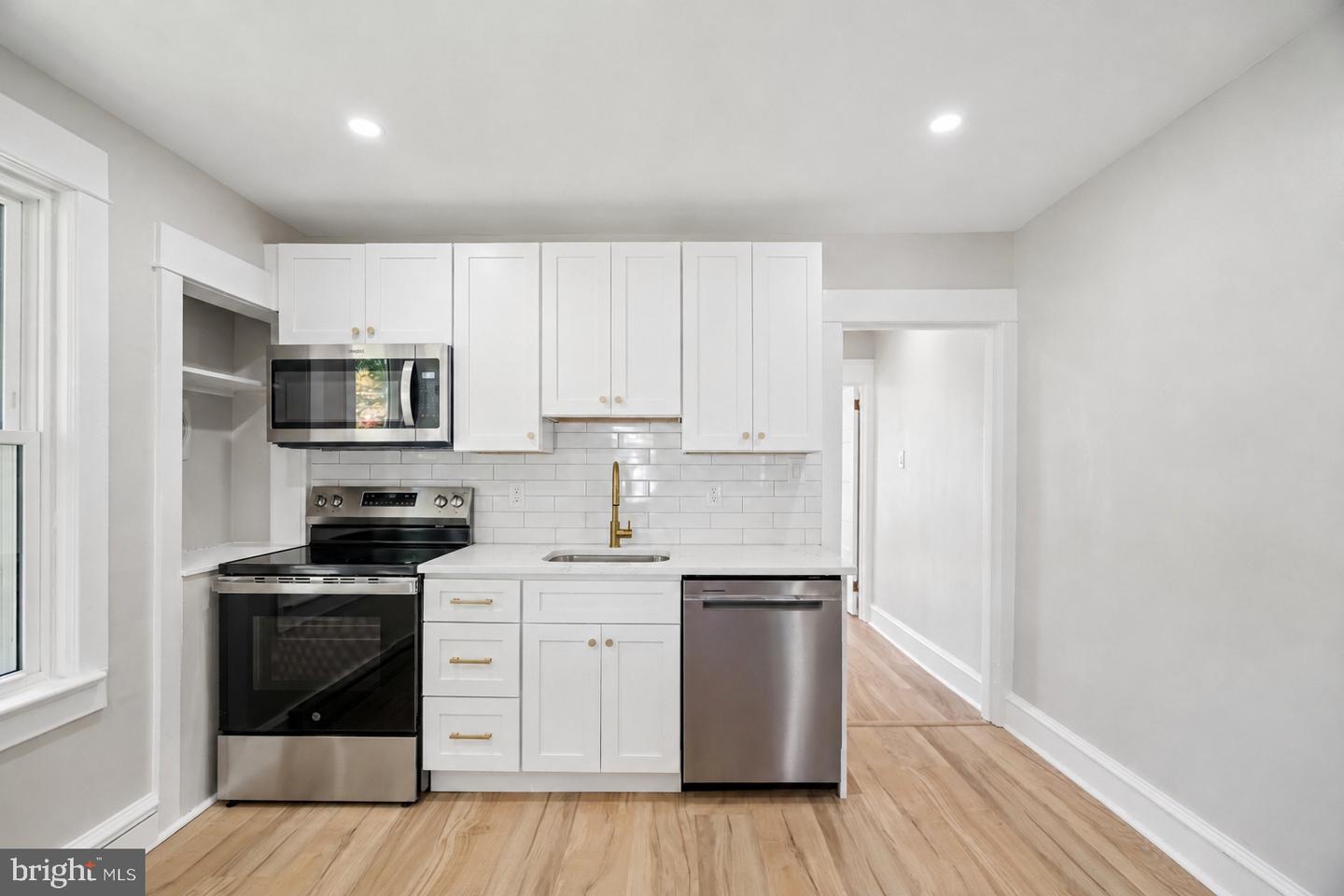 102 E Park Ave #a Property Photo 8