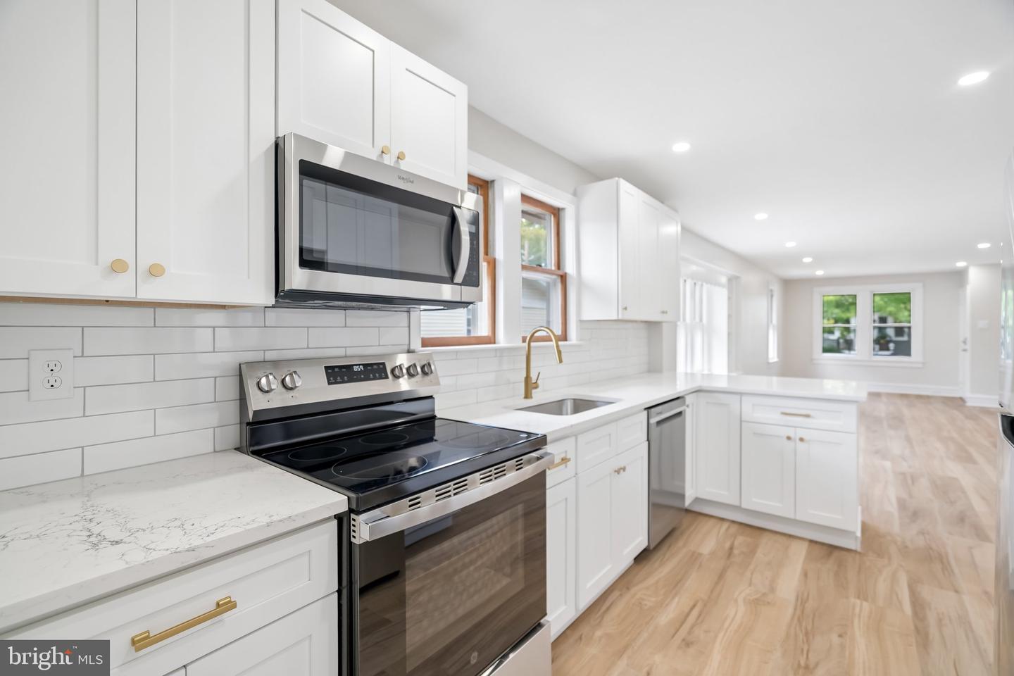 102 E Park Ave #b Property Photo 3