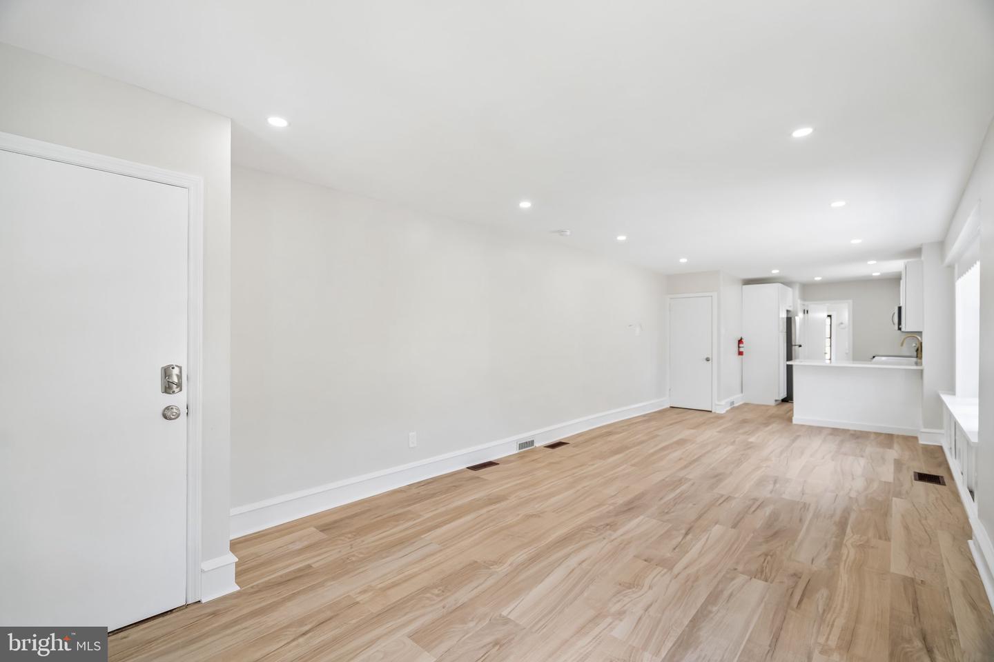 102 E Park Ave #b Property Photo 4