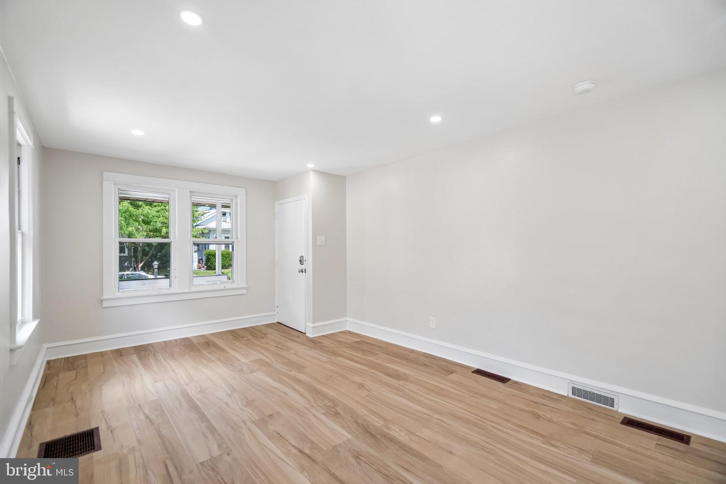 102 E Park Ave #b Property Photo 5