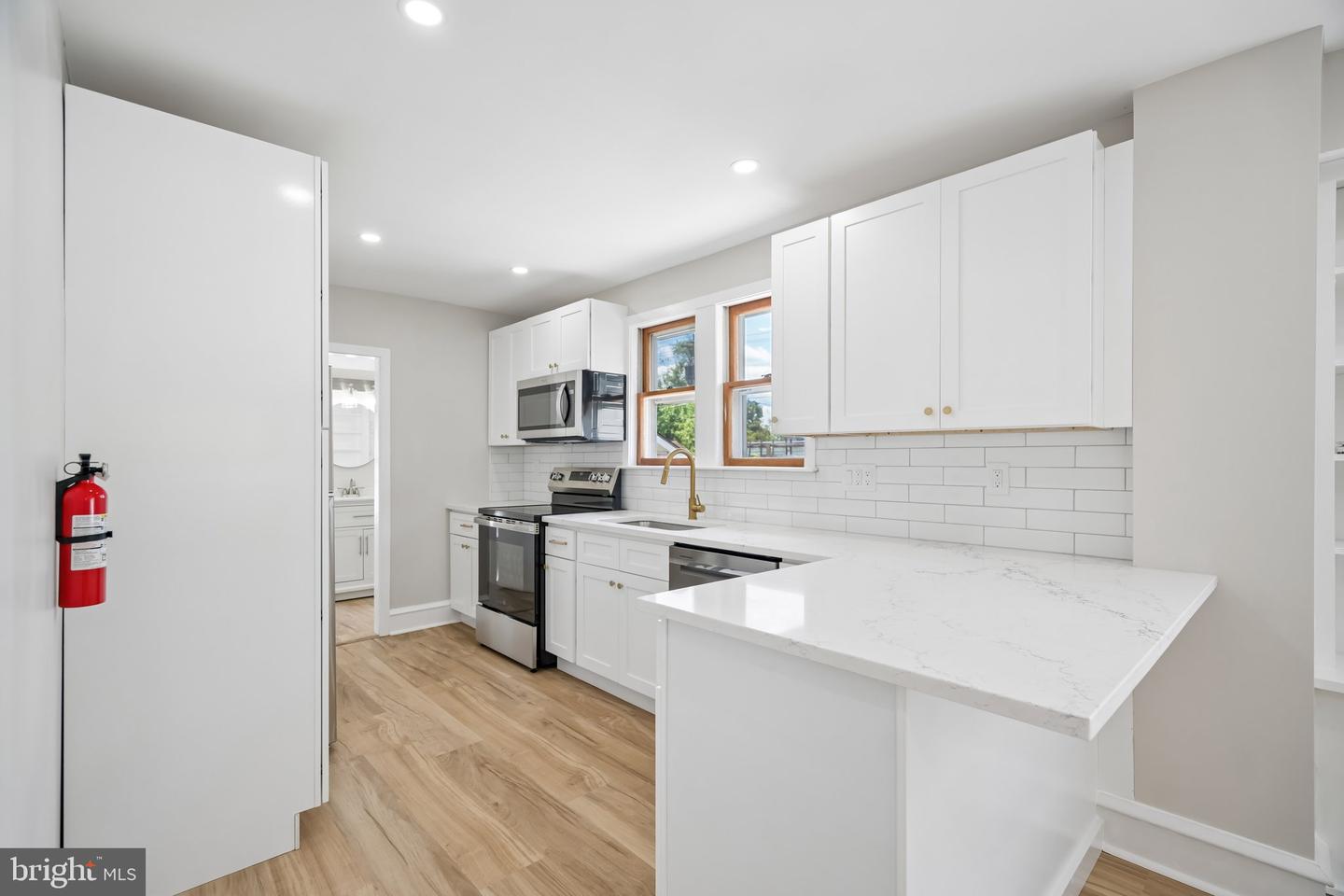 102 E Park Ave #b Property Photo 7