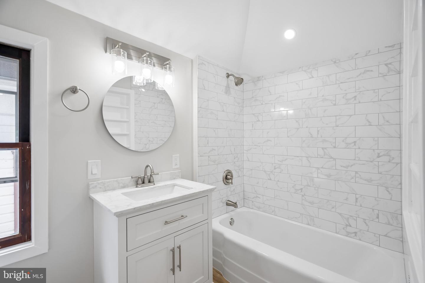 102 E Park Ave #b Property Photo 9