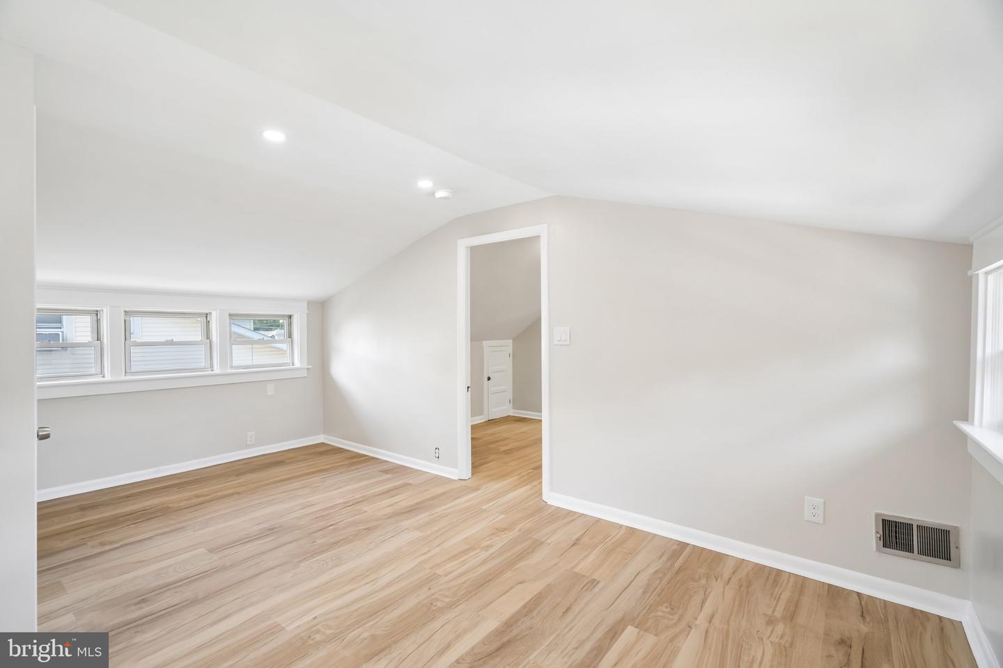 102 E Park Ave #b Property Photo 13