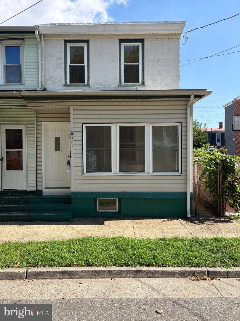 705 Powell St Property Photo 1